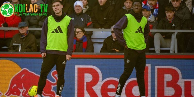 Kobbie Mainoo đứng lặng lẽ bên đường pitch Kobbie Mainoo đứng lặng lẽ bên đường pitch